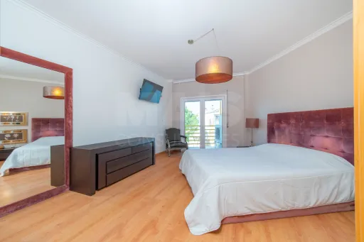 3-Bedroom Apartment with Parking in the Oliveirinhas Development in Samora Correia
