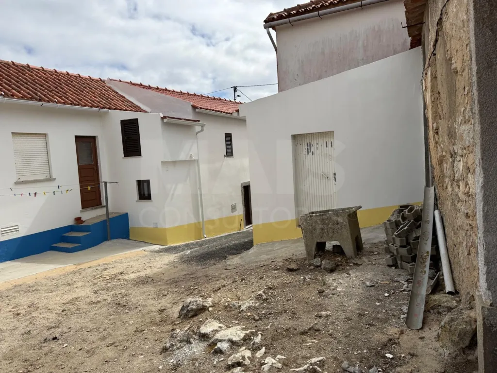 Ruins in Olho Marinho
