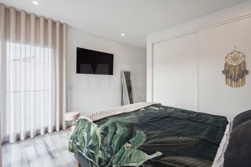 Moradia semi-nova T3 com piscina e vista mar