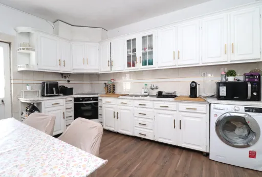 Moradia V2 com garagem e anexos em Fernão Ferro