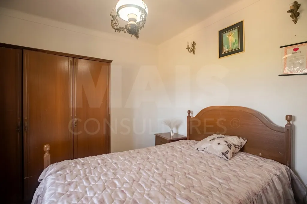 Quintinha T3 com 7.616 m² de terreno urbano e anexos (Casal do Rei)