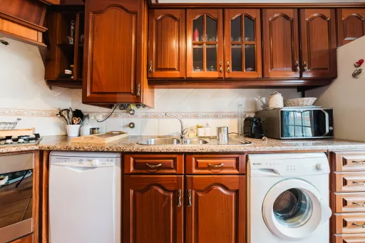 Apartamento T3 com Aquecimento Central, Garagem, Varandas e Arrecadações – Ferrel / Baleal