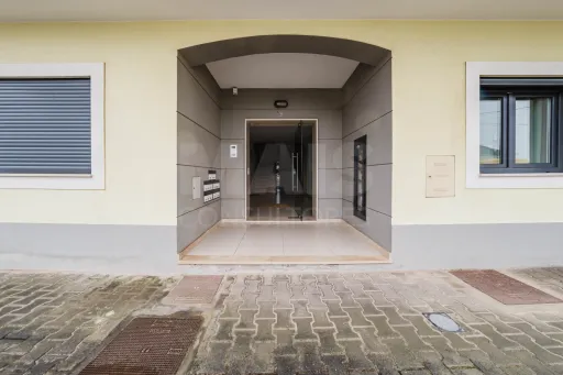 Apartamento recente com piscina e excelente exposição solar junto à praia do Baleal