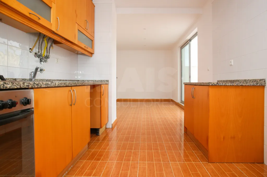 Amplitude e Conforto no Centro de Sobral de Monte Agraço Apartamento T2 Com Terraço