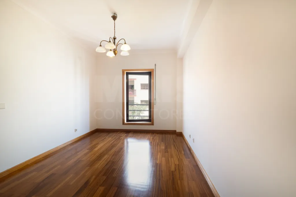 3-Bedroom Apartment in Linda-a-Velha