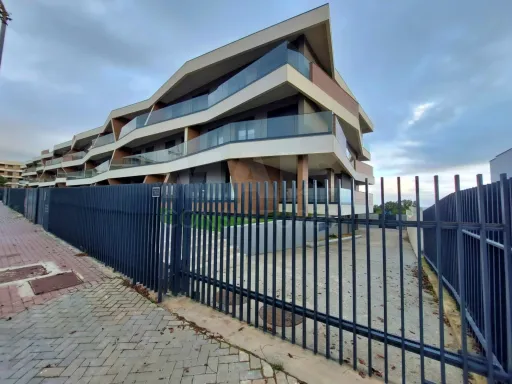 T2 Moderno na Serra de Carnaxide com 2 Estacionamentos Privados