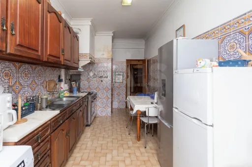 T3 com 3 Frentes e Potencial Único para Remodelação Moderna