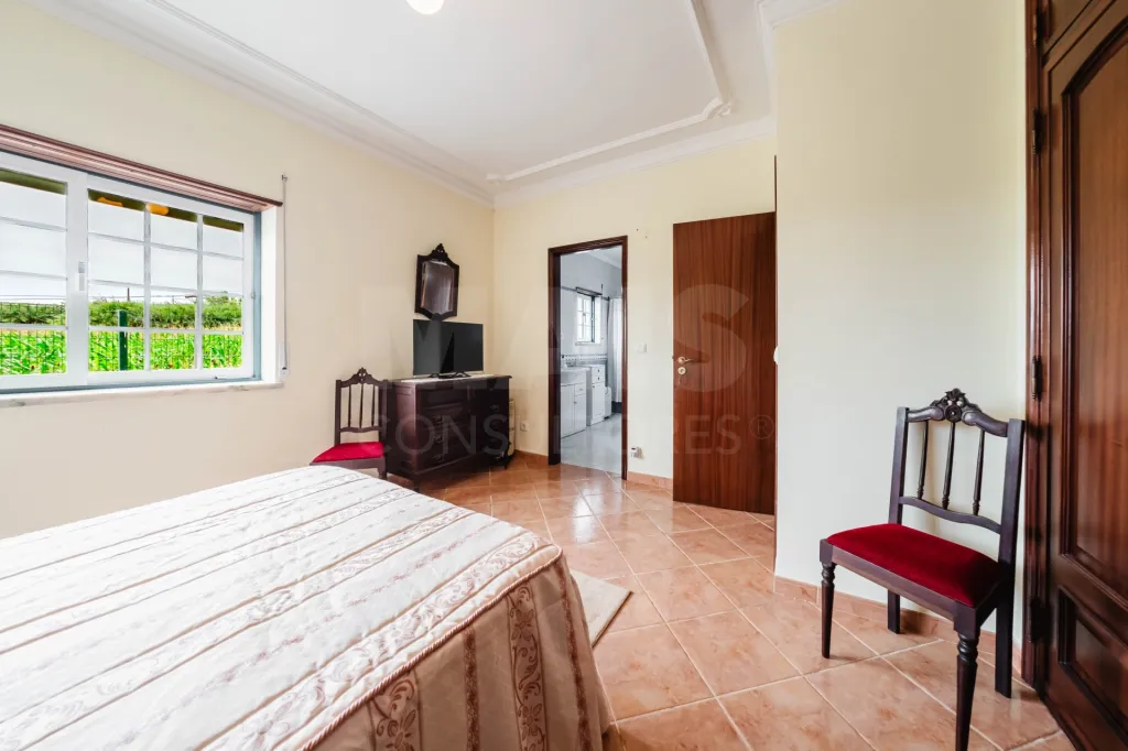 Moradia T5 com 2 Anexos em Terreno com mais de 1.400 m²