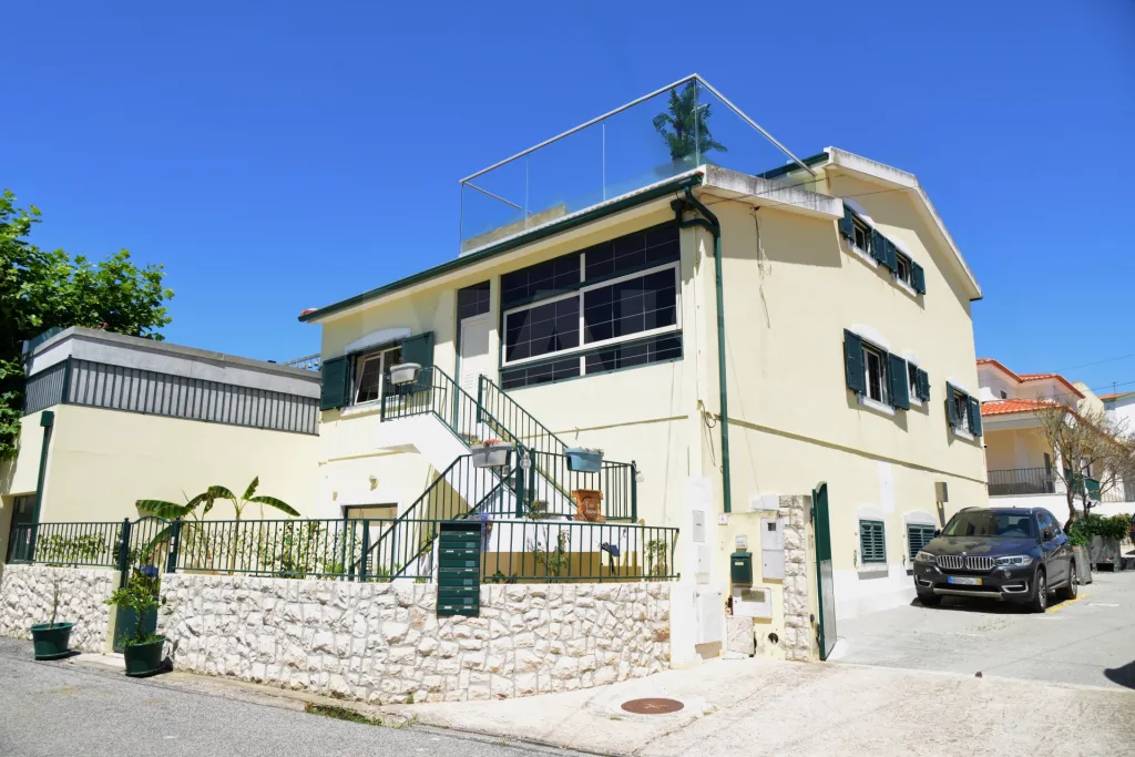 Ap. em Moradia T1 c/ Logradouro e Garagem ao nível de R/C