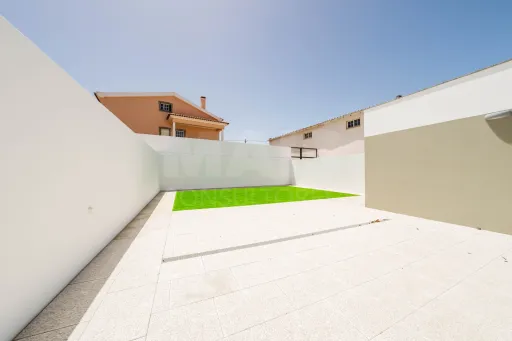Exclusiva Moradia T4 Moderna com Conforto e Elegância Perto das Praias de Peniche