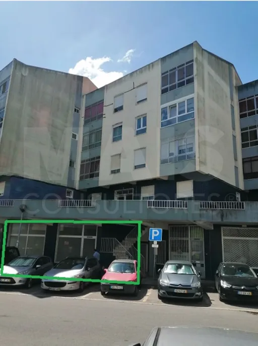 Store in Loures of 83m² fraction A