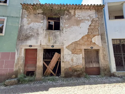 Ruína de 2 Pisos e Logradouro - Tipologia T2 - Aldeia de Joanes, Fundão