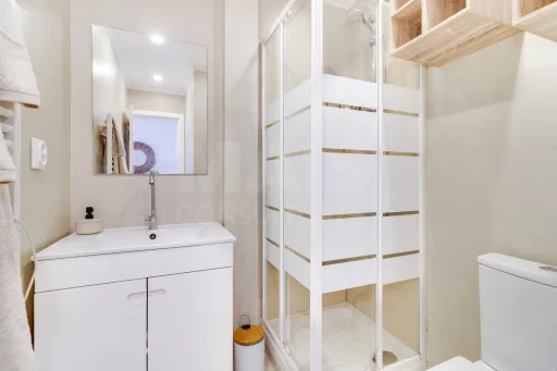 2-Bedroom Apartment in Almada’s Historic Center, Next to Casa da Cerca