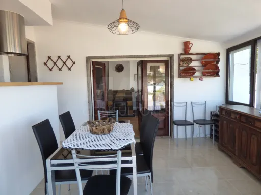 Propriedade privada c/ piscina, jardim e vista mar!