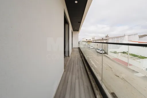 Apartamento T2 |Semi-novo | Varanda | Garagem Box |Atouguia da Baleia, Peniche