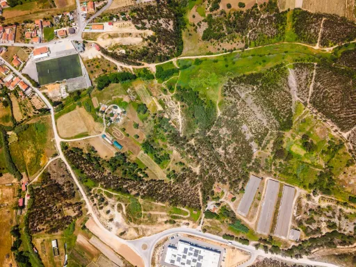 Terreno com quatro hectares e meio perto de indústria, no concelho de Torres Vedras