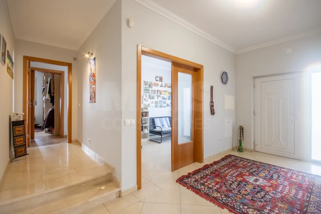 Moradia Térrea T5 com Piscina e Vista Deslumbrante – Serra de Aire e Candeeiros