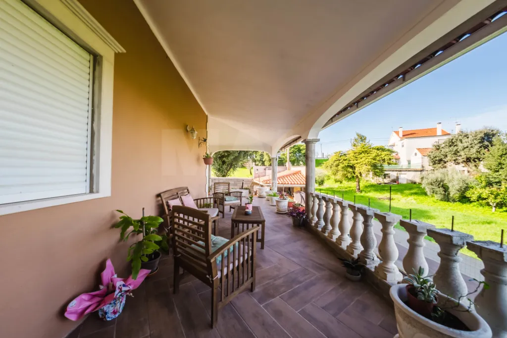 Moradia T6, c/ Suite, 3 Wc´s, 2 Salas, 2 Escritórios, Parqueamento Interior, Jardim, Churrasqueira, & Piscina !