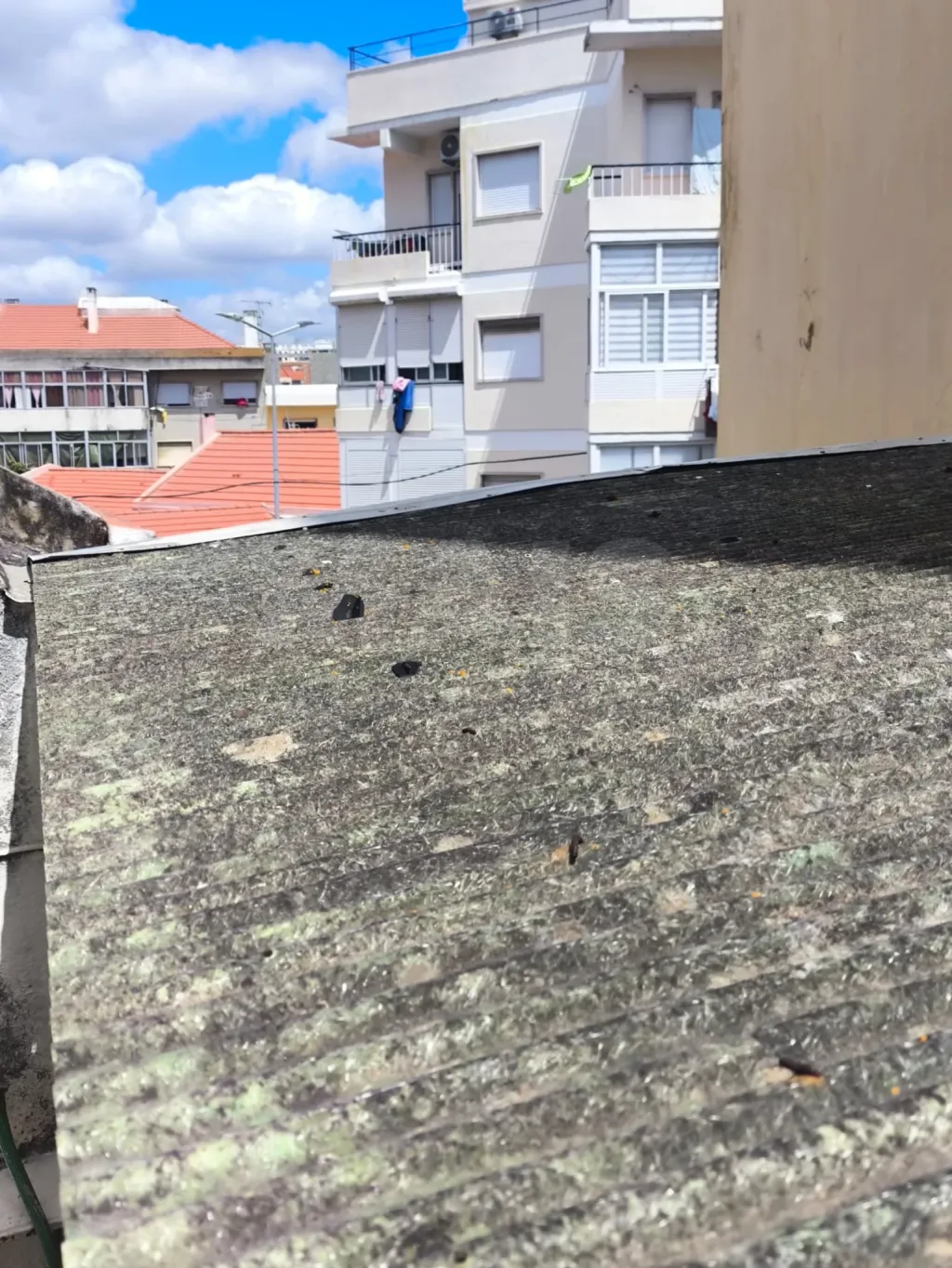 Moradia com garagem para reconstrução centro de Sacavém