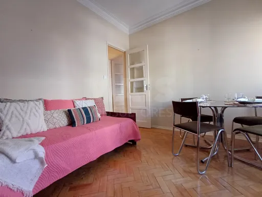 Apartamento T2 com varanda a 3 minutos do Centro Sul