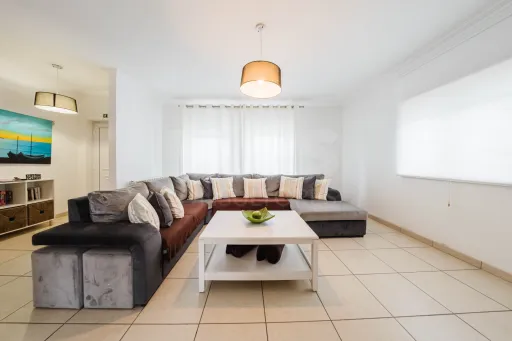 Moradia T3 Moderna com Jardim, Garagem e Excelente Exposição Solar na Atouguia da Baleia