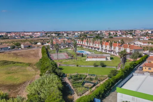 Moradia T3 totalmente remodelada no Condomínio Villas de Samorena em Samora Correia