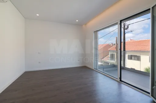 Moradia Geminada T4 + 1 com Piscina Famões