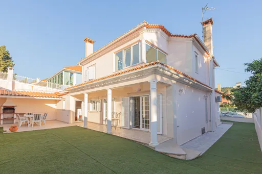 Moradia V4 em Caxias c/Box e Terraço