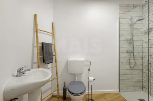 Apartamento T2 remodelado com 2 wc e varanda