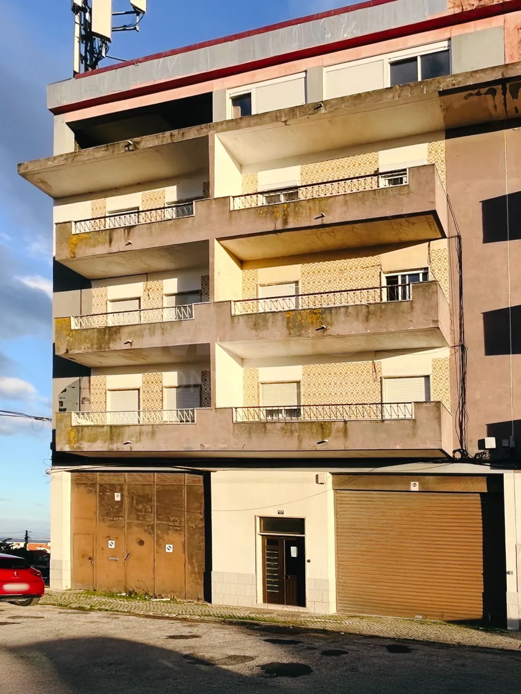 Prédio de Habitação e Comércio em Santa Iria de Azoia