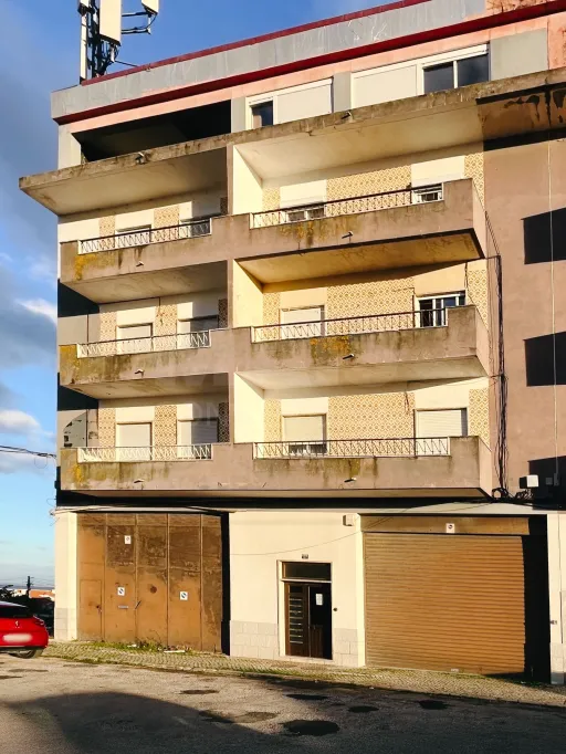 Prédio de Habitação e Comércio em Santa Iria de Azoia