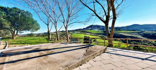 Refúgio de Campo com 5.200 m² e Vista Deslumbrante a 30 Minutos de Lisboa