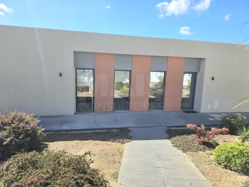 Moradia T4 térrea contemporânea com anexo T2 independente | Lote com 10.400 m² | Alvorninha