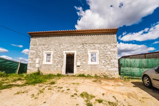 Moradia para remodelar em terreno com 1.809m2