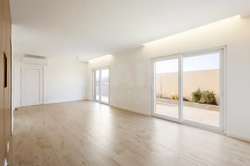 Moradia T2 com quintal e vista mar junto aos Supertubos