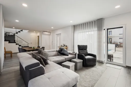 Moradia semi-nova T3 com piscina e vista mar