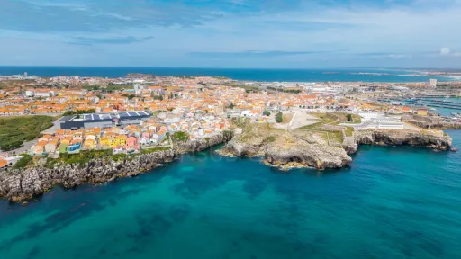 Moradia com 3 apartamentos e vista mar