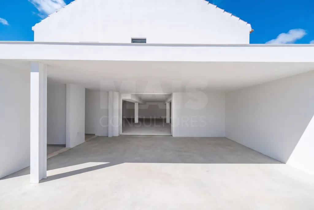 Moradia T2+1 totalmente remodelada com garagem e sótão em Alfeizerão