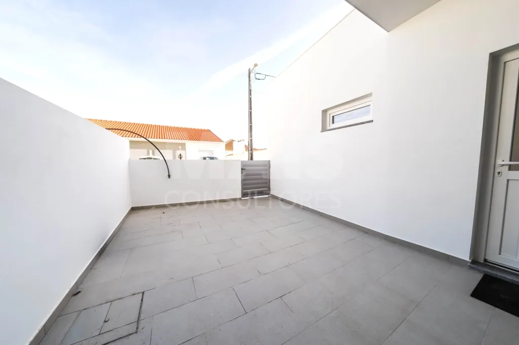 Moradia T3+1 Garagem, Logradouro e Vista Mar