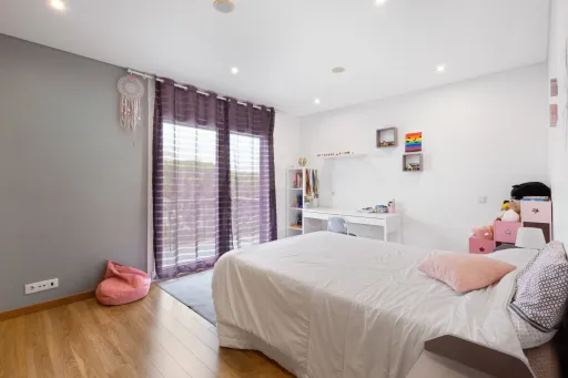 Deslumbrante Moradia T5 com Vista Mar, Piscina Privada e Excelente Exposição Solar