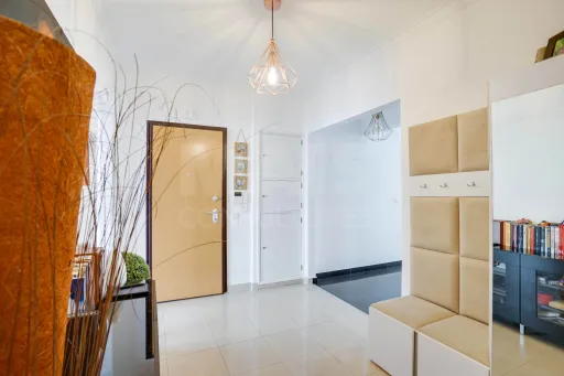 Apartamento T4 Remodelado na Rua Bartolomeu Dias na Portela de Sacavém