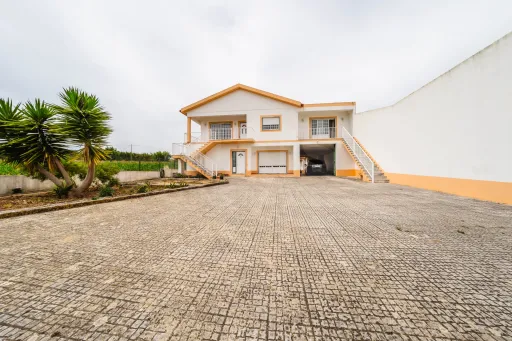 Moradia T5 com 2 Anexos em Terreno com mais de 1.400 m²
