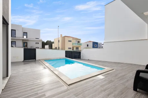 Moradia semi-nova T3 com piscina e vista mar