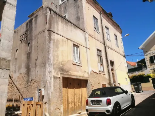 Prédio em Estoril a 100 mt do Casino para remodelação total