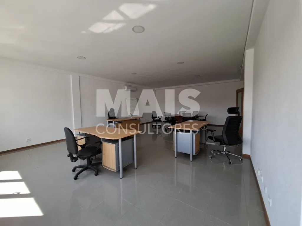 Building with Warehouse and Land for Expansion in Vila Nova de Santo André, Setúbal
