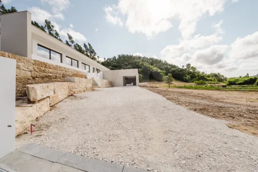Modern 3-Bedroom Single-Storey House with Pool and Garden in Ribeira dos Amiais