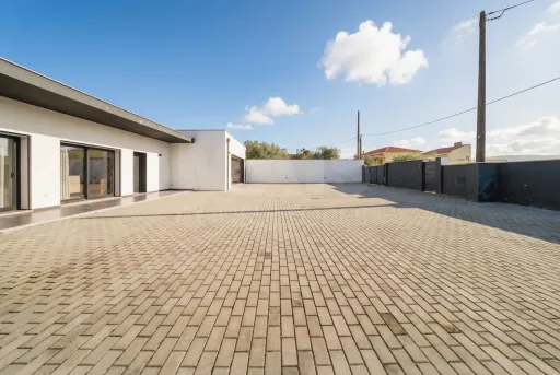 Modern 3-bedr. house on plot of land w/ 2.610m2