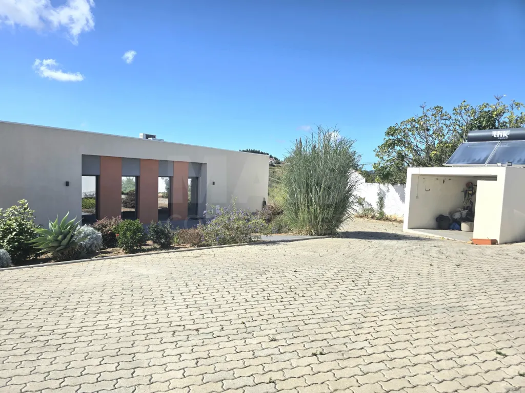 Moradia T4 térrea contemporânea com anexo T2 independente | Lote com 10.400 m² | Alvorninha