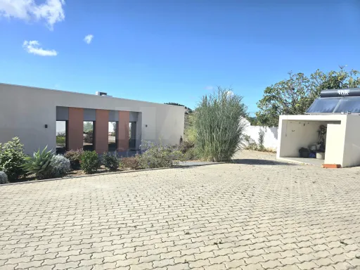 Moradia T4 térrea contemporânea com anexo T2 independente | Lote com 10.400 m² | Alvorninha
