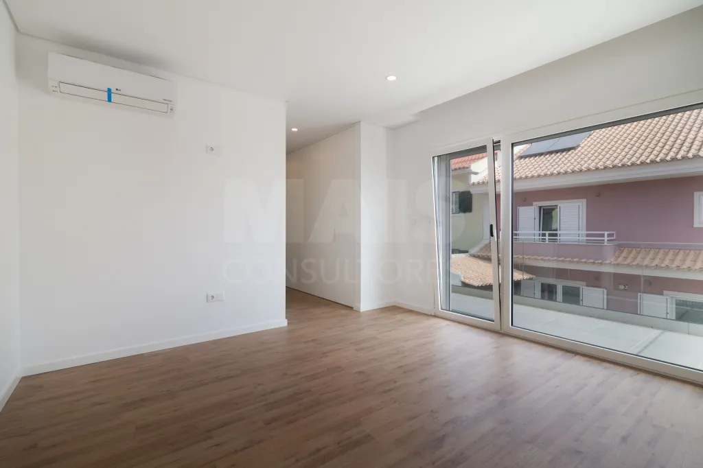 Moradia Geminada T4 + 1 em Famões